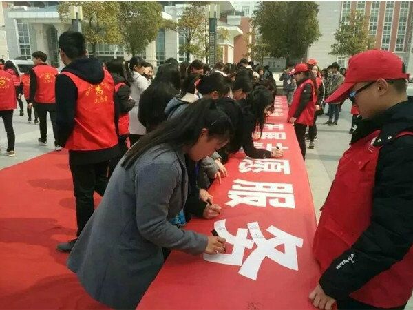 信息工程系响应雷锋精神，积极参与献血活动    