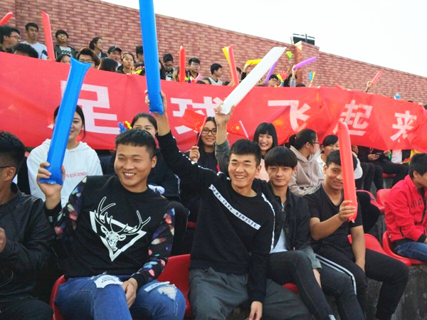 信息工程系组织观战安徽省大学生足球联赛高职组决赛    