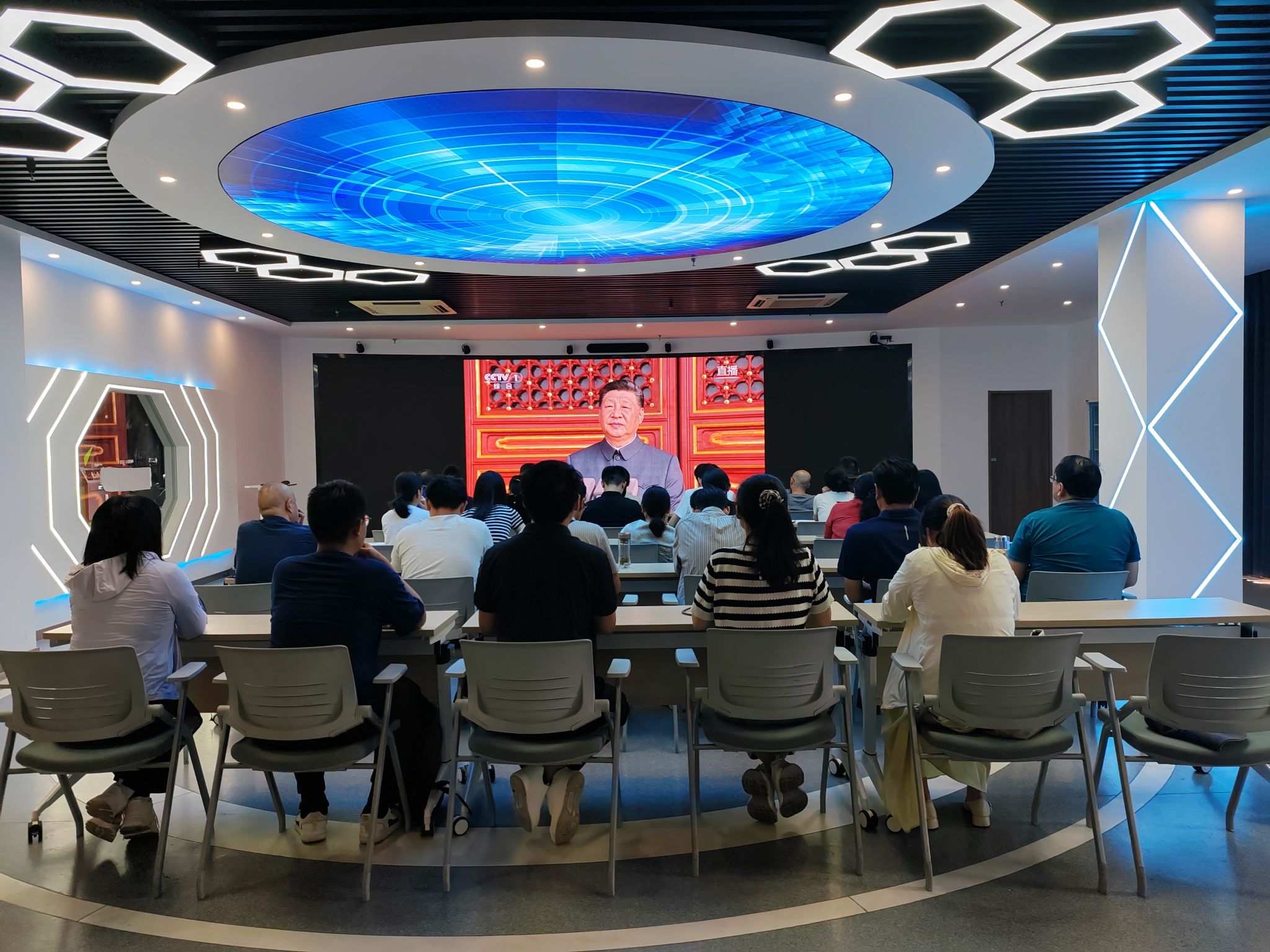 信息工程学院组织观看抗战胜利80周年阅兵仪式