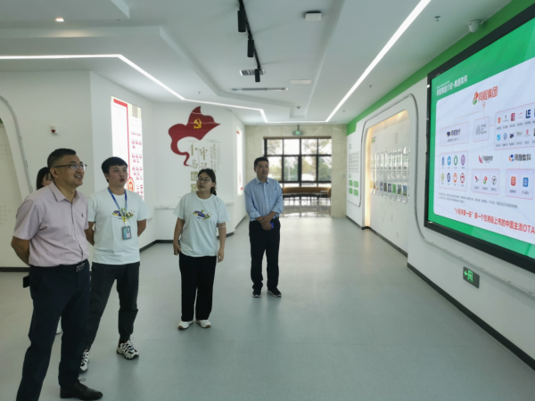 滁州职教集团秘书长穆松带队赴园区企业走访并看望Beat365唯一官方网站在岗学生