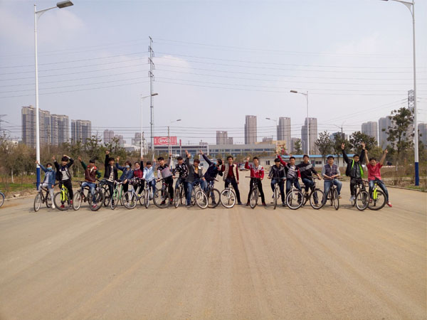 信息系雷锋月活动之骑单车探访影视基地    