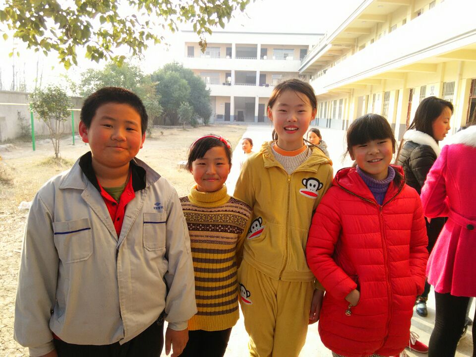 践行社会主义核心价值观三    信息工程系关爱留守儿童