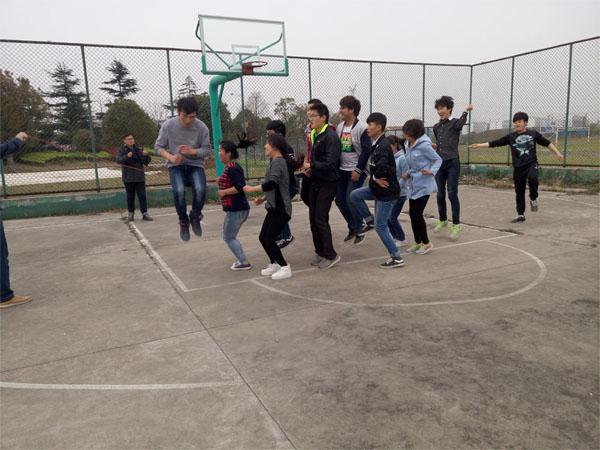 信息系学雷锋活动之跳长绳比赛    