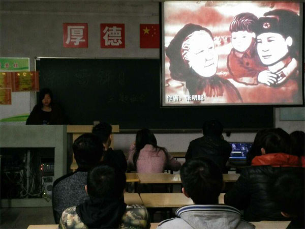 信息工程系雷锋月活动之观看学雷锋视频    