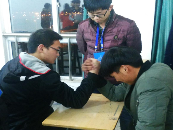 信息系男生节系列活动之大力士扳手腕活动    