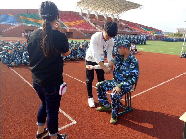 信息工程系团总支活动之“新生应急救护培训”    