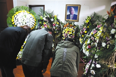 昨日，梁思礼院士家摆着他的遗像，亲朋及同事前来悼念。新京报记者 尹亚飞 摄