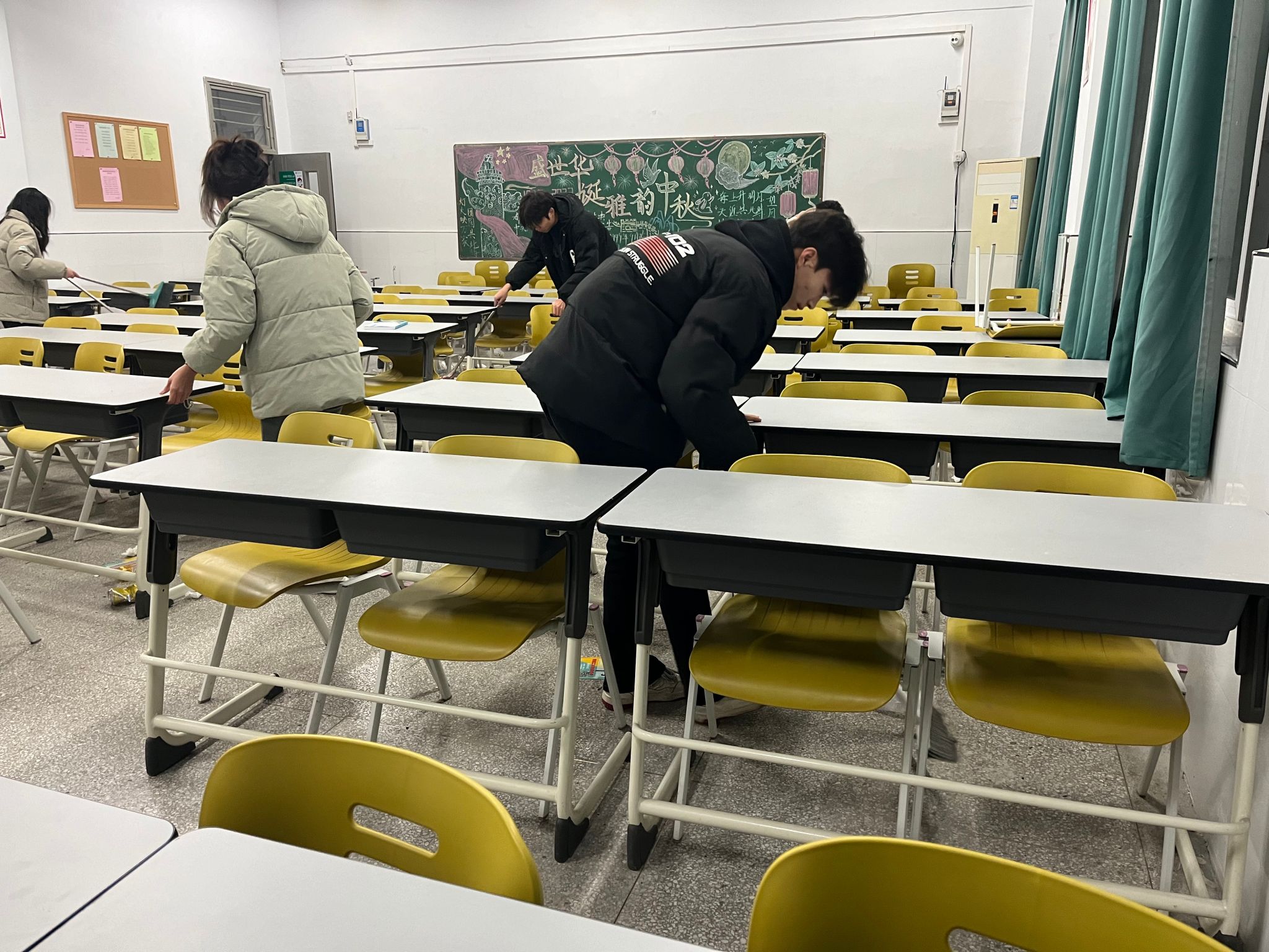 信息工程学院组织开展”整治环境卫生，共享美好家园“ 实践活动