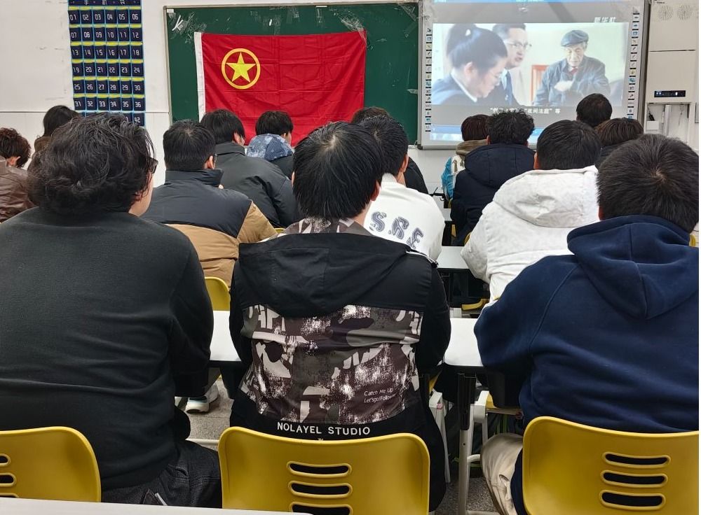 信息工程学院团支部开展“国家宪法日主题宣传”团日活动