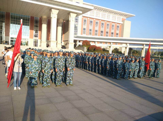 信息工程系举行迎国庆暨纪念辛亥革命104周年主题升旗仪式    