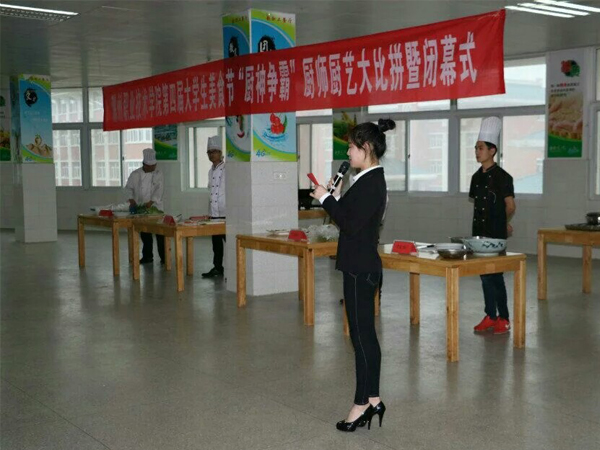 信息系积极参与美食节 “厨神争霸”暨美食节闭幕式    