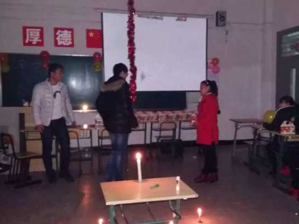 信息工程系2015级计应二班欢度狂欢夜    