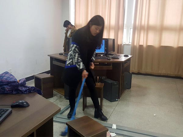 信息工程系学雷锋系列活动之打扫多媒体教室    