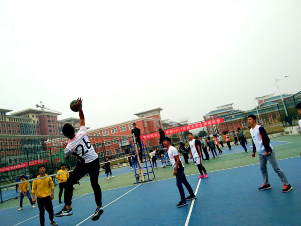 信息工程系在与汽车工程系男子排球小组赛中取得胜利    