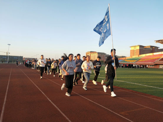 信息工程学院学生会组织学干晨跑活动