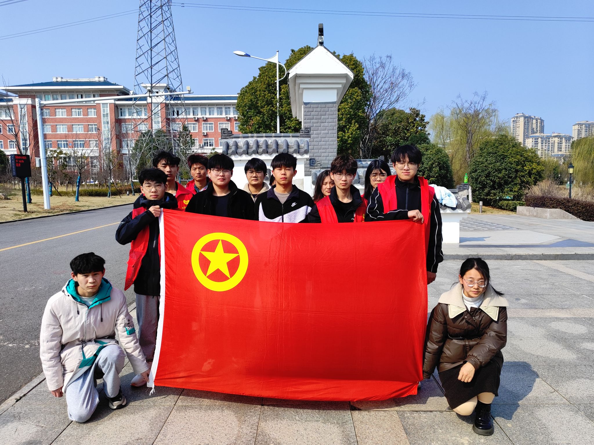 【学雷锋】信息工程学院24计应1班团支部开展“学雷锋，护环境”志愿服务活动