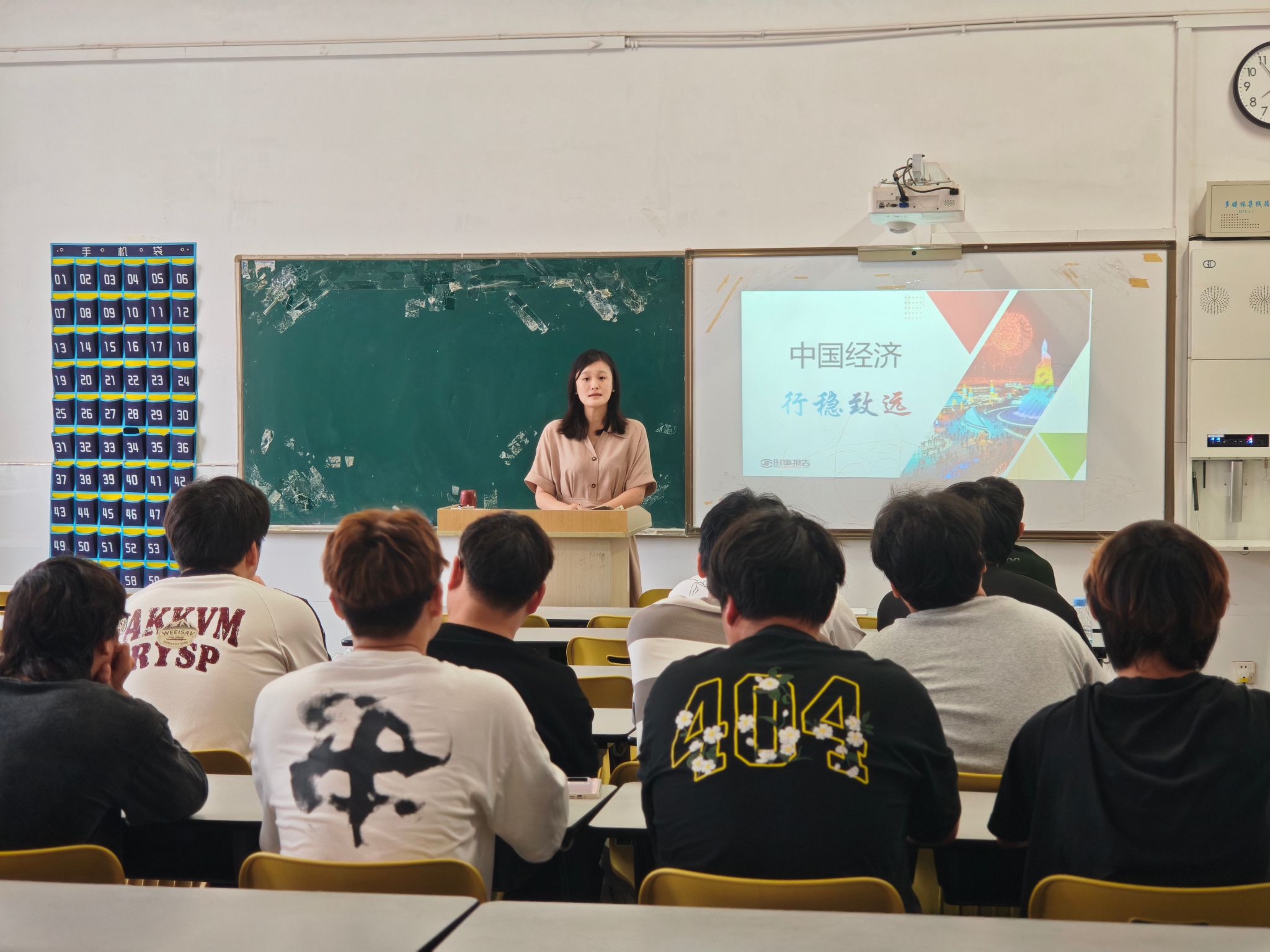 校领导深入信息工程学院讲授形势与政策课