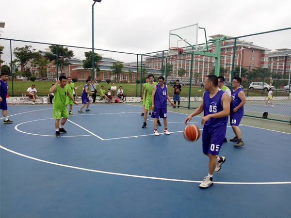 信息系在院教职工篮球赛小组赛中三连胜    