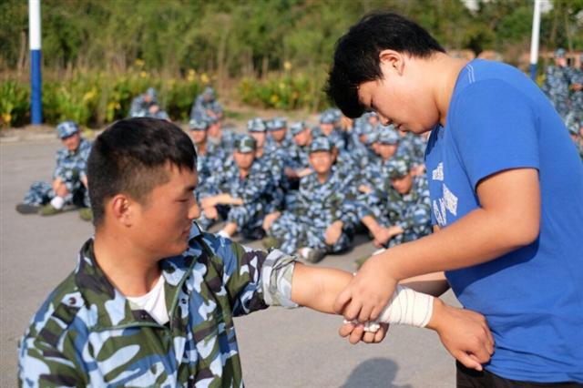 信息工程系团总支开展新生应急救护培训    