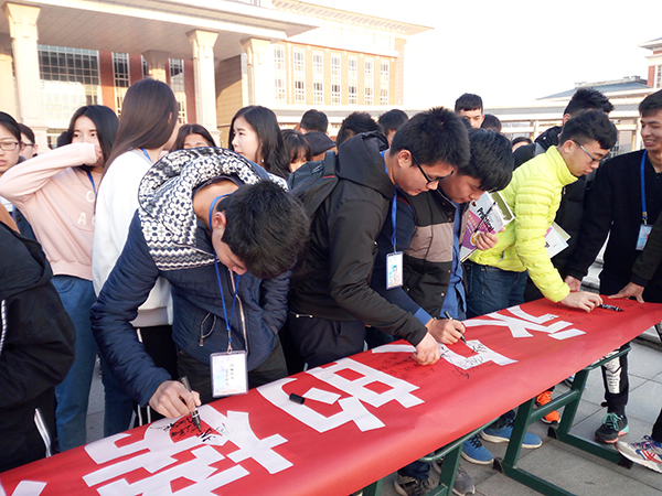 信息工程系举行雷锋月升旗仪式    