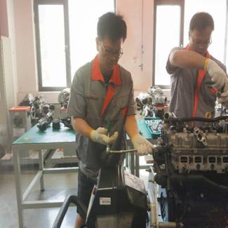 图片包含 人员, 室内, 男士, 窗户已生成极高可信度的说明