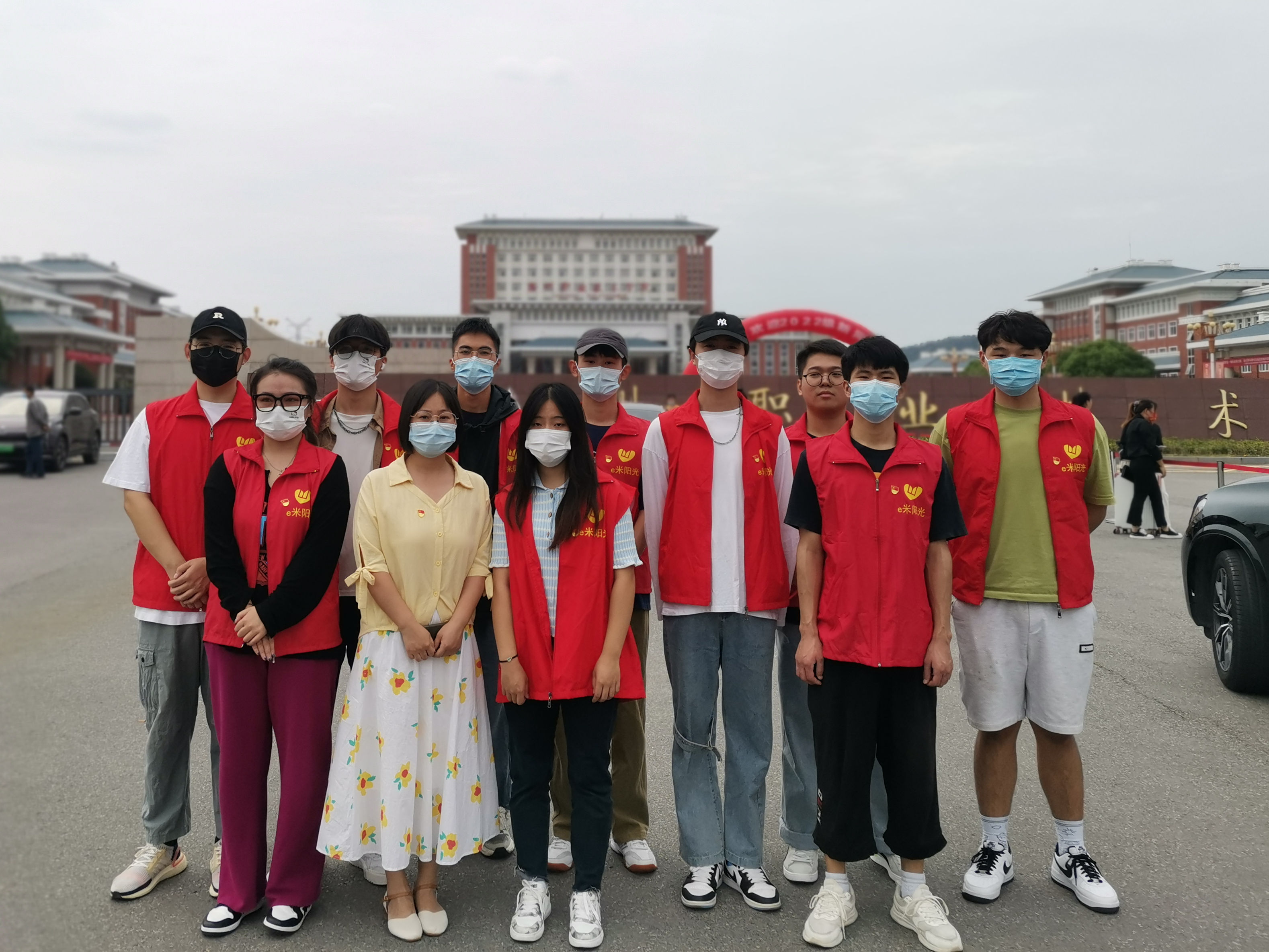 扎实推进作风建设 当好学生开学“服务员”