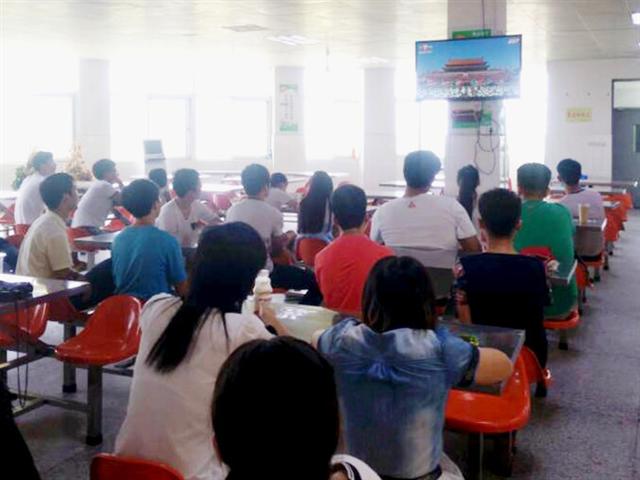 信息工程系组织收看纪念抗战胜利70周年阅兵盛况    