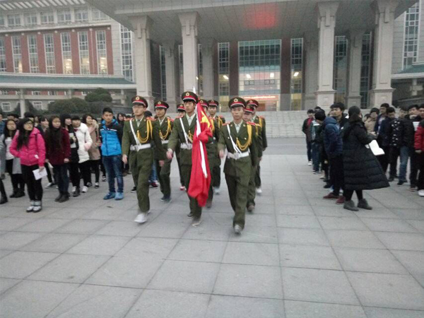 信息工程系举行“诚信考试”升旗仪式    