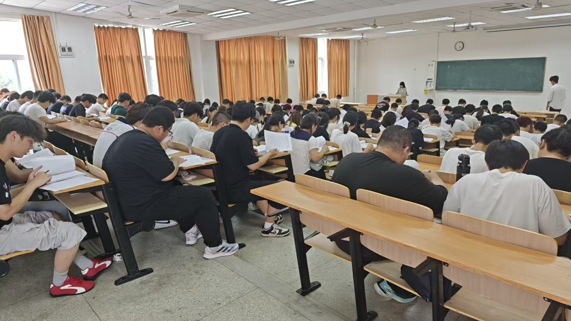 信息工程学院组织2025级新生开展《学生手册》考试