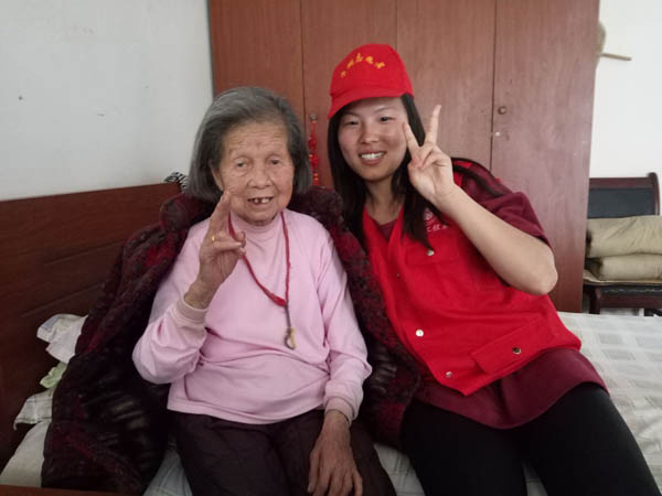 信息系学子参加社会活动“践行核心价值观，从关爱老人开始”    