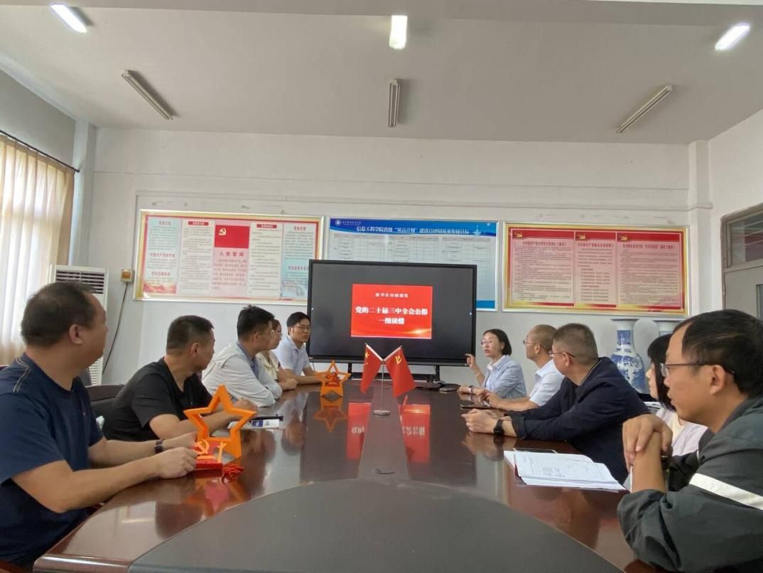 电子信息系党支部开展“学习新技术·喜迎国庆”主题党日活动