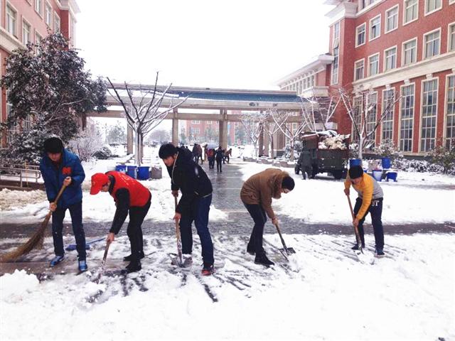 信息工程系志愿者义务扫雪温暖校园    