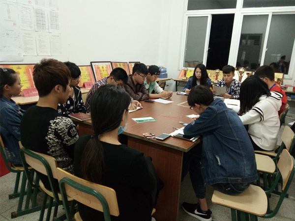 信息系学生会召开“凝聚正能量，共建‘中国梦’”主题会议    