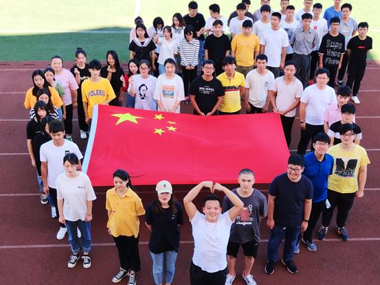 我与国旗合个影——信息工程学院各团支部向祖国告白
